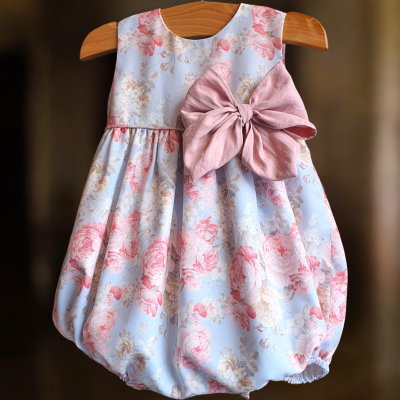 Vestido de bebé floral azul claro com laço rosa