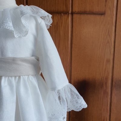 Vestido branco infantil com detalhes em renda e faixa cinza