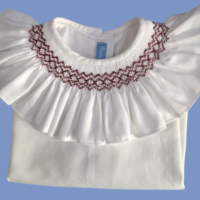 Blusa branca com babados e bordado castanho na gola