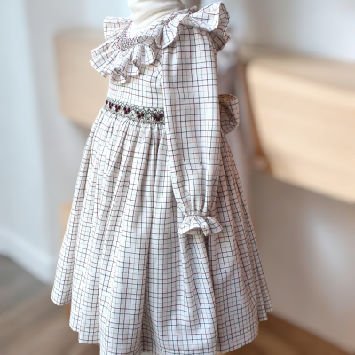 Vestido infantil de tecido quadriculado com babados e mangas compridas