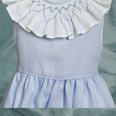 Vestido de criança azul claro com gola branca folhos bordada