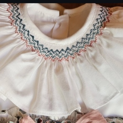 Blusa branca para bebé com gola bordada e tecido floral