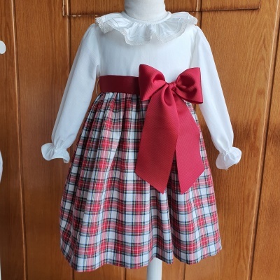 Vestido infantil branco com saia xadrez e laço vermelho