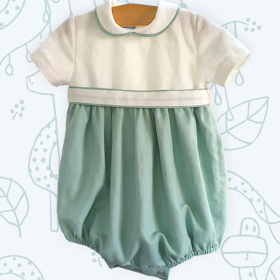 Babygrow para bebé branco e verde claro com gola arredondada e bainha elástica