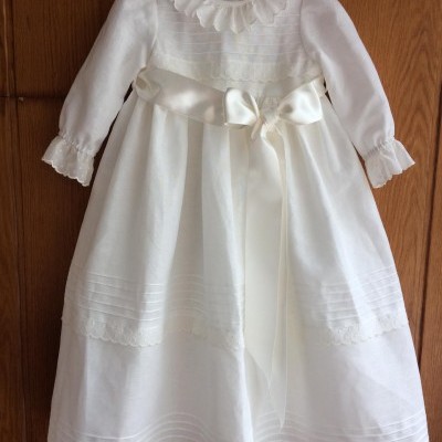 vestido branco de criança com laço e gola com folhos