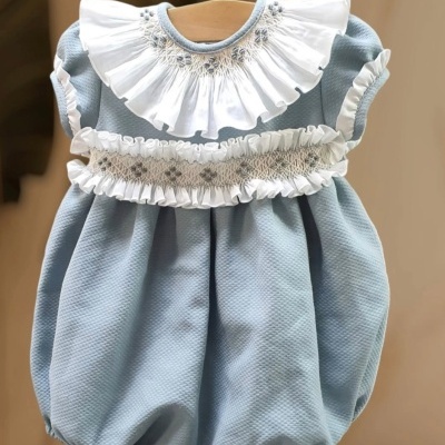 Macacão de bebé azul com detalhes brancos e bordado cinzento