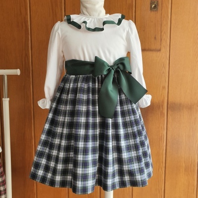 Vestido infantil branco com saia xadrez azul e laço verde