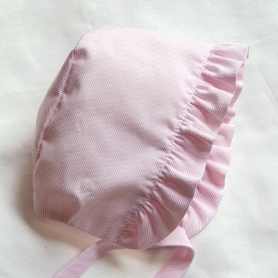 Gorro rosa claro com folhos e fitas