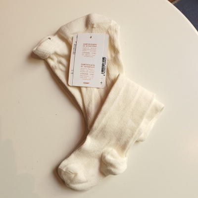 Meias ou collants infantis brancos com etiqueta de certificado