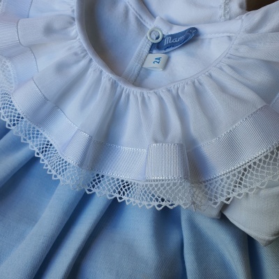 Vestido azul claro com gola branca e renda fina