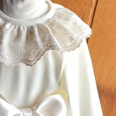 Blusa branca com gola rendada floral e laço branco