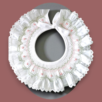 Babete redondo branco com folhos e borda rendada