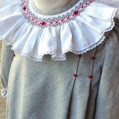 Blusa cinzenta com pontos vermelhos e gola branca bordada com renda