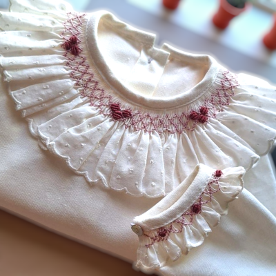 Camisa branca para bebé com gola e punhos decorados com folhos e bordados