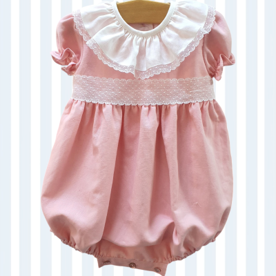 Body de bebé rosa com gola branca e renda