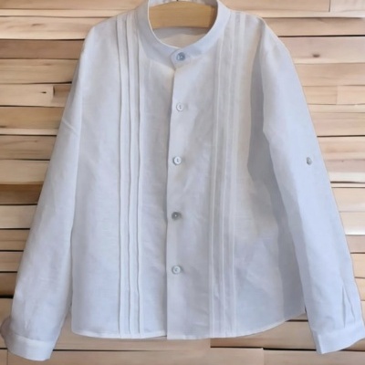 Camisa branca de manga comprida com gola mao e pregas verticais