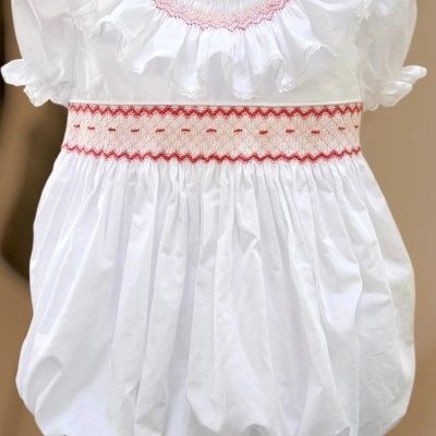 Roupinha branca para bebé com detalhes rosa e vermelho em cabide