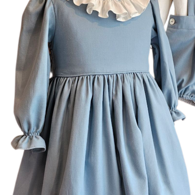 Vestido infantil azul claro com gola branca folhada e mangas bufantes