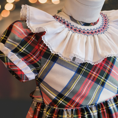 Vestido infantil xadrez com gola branca bordada e renda