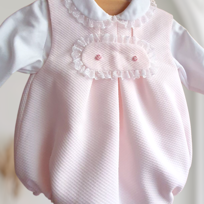 Macacão de bebé rosa claro com gola e manga branca