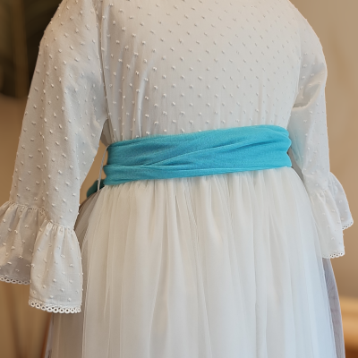 Vestido branco com textura e cinto azul turquesa