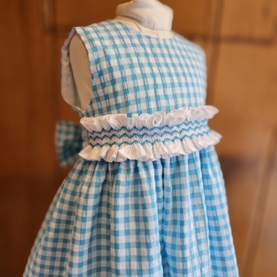 Vestido infantil azul e branco xadrez com faixa branca franzida na cintura
