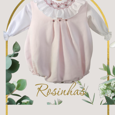Macacão de bebé cor-de-rosa claro com camisa branca e gola com folhos brancos e bordado vermelho