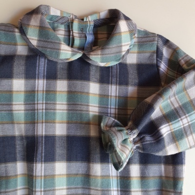Vestido infantil aos quadrados com gola redonda e mangas compridas