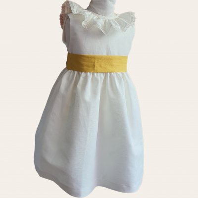 Vestido infantil branco com folho na gola e faixa amarela