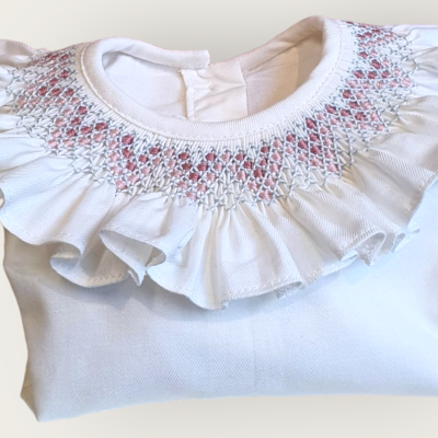 Blusa branca para bebê com gola babada e bordado colorido
