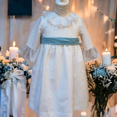 Vestido infantil branco com renda e faixa azul em manequim