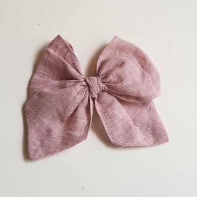 Laço de tecido rosa em fundo branco