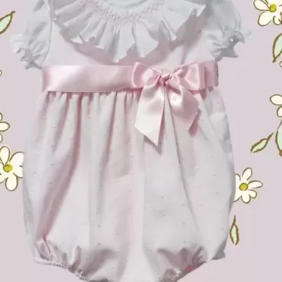 Macaquinho de bebé rosa com gola branca, laço de cetim e detalhes em relevo