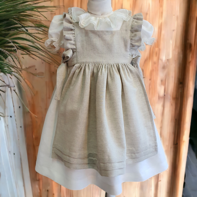 Vestido infantil branco com avental bege em linho em manequim