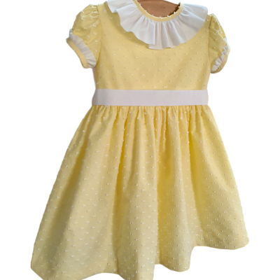 Vestido infantil amarelo com gola branca e faixa na cintura