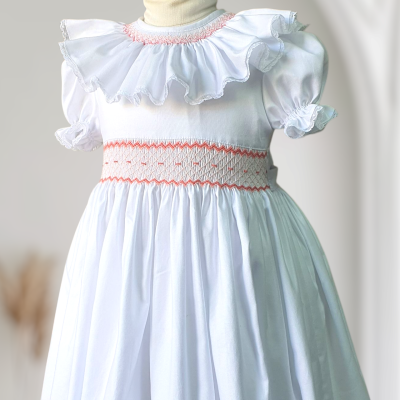 Vestido branco de criança com bordado vermelho e gola frisada