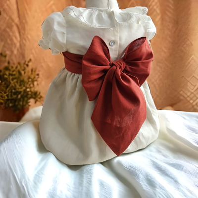 Vestido branco para criança com laço vermelho grande
