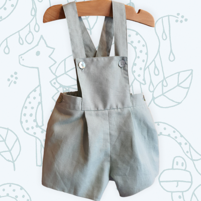 Roupinha infantil cinzenta com alças cruzadas e botões brancos