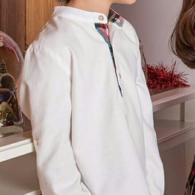 Camisola branca gola mandarim com padrão xadrez interior