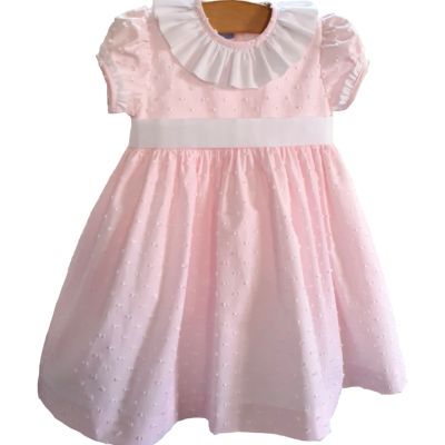 Vestido rosa claro de criança com gola branca e pontos em relevo