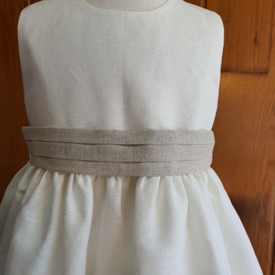 Vestido infantil branco com faixa bege na cintura