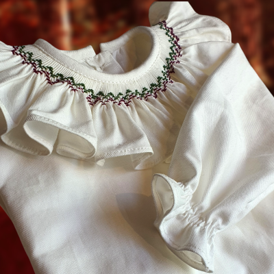 Camisola branca de criança com bordado e folhos no decote
