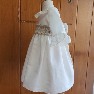 Vestido branco de criança com faixas smock cinzentas em manequim