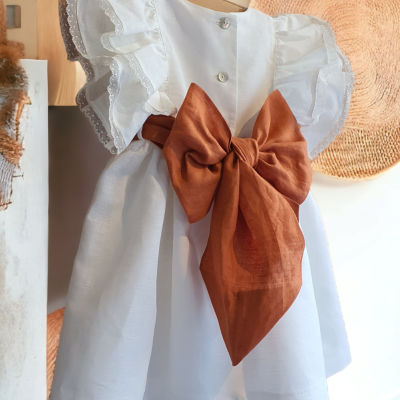 Vestido branco com laço castanho nas costas