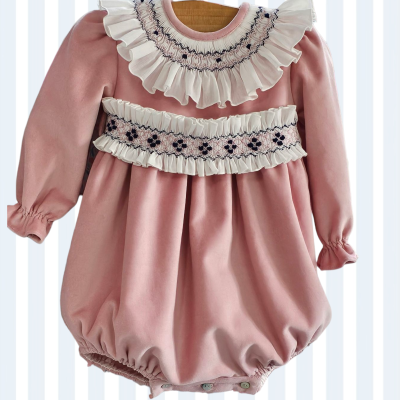 Macacão de bebé rosa com folhos brancos e bordado