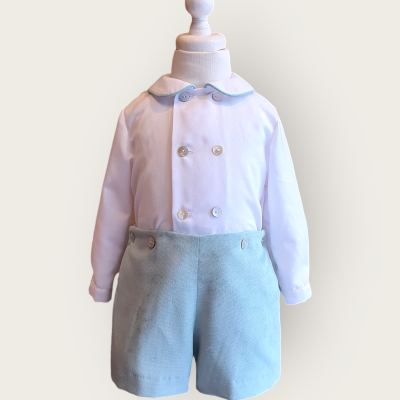 Conjunto infantil camisa branca e calções azul claro em manequim de madeira