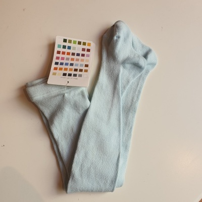 Meias azul claro com cartela de cores de amostra