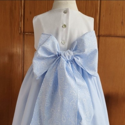 Vestido de menina com laço azul claro e botões nas costas