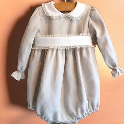 Body para bebé azul claro com gola e detalhes brancos rendados