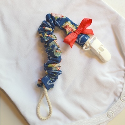 Presilha prendedor para chupeta azul floral com laço vermelho e clip branco